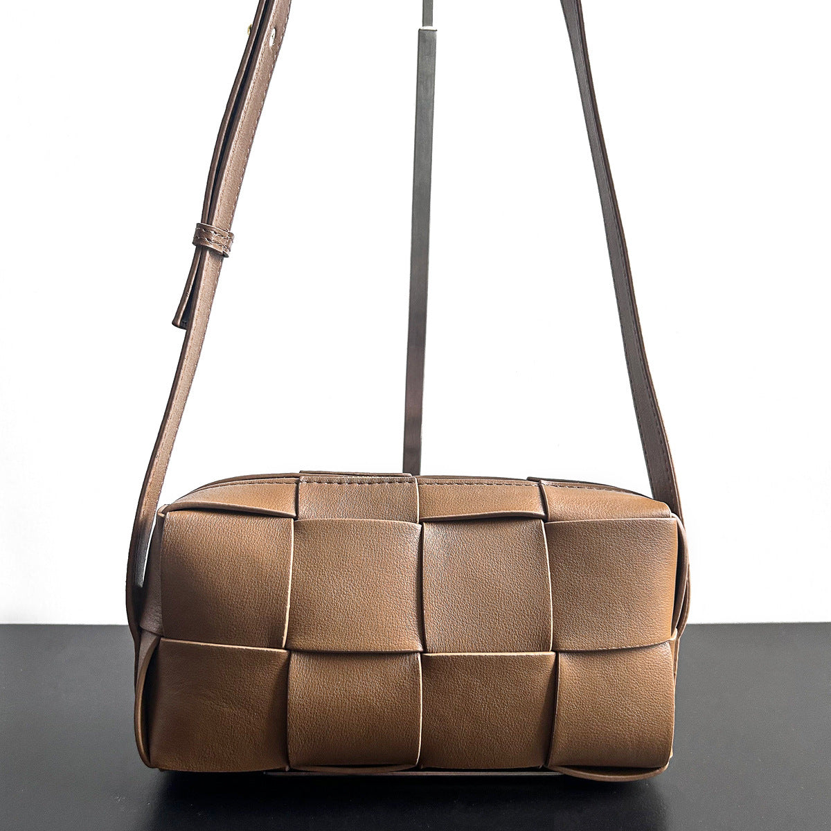 高级感包包女春夏百搭2023新款时尚单肩斜挎包流行爆款编织枕头包