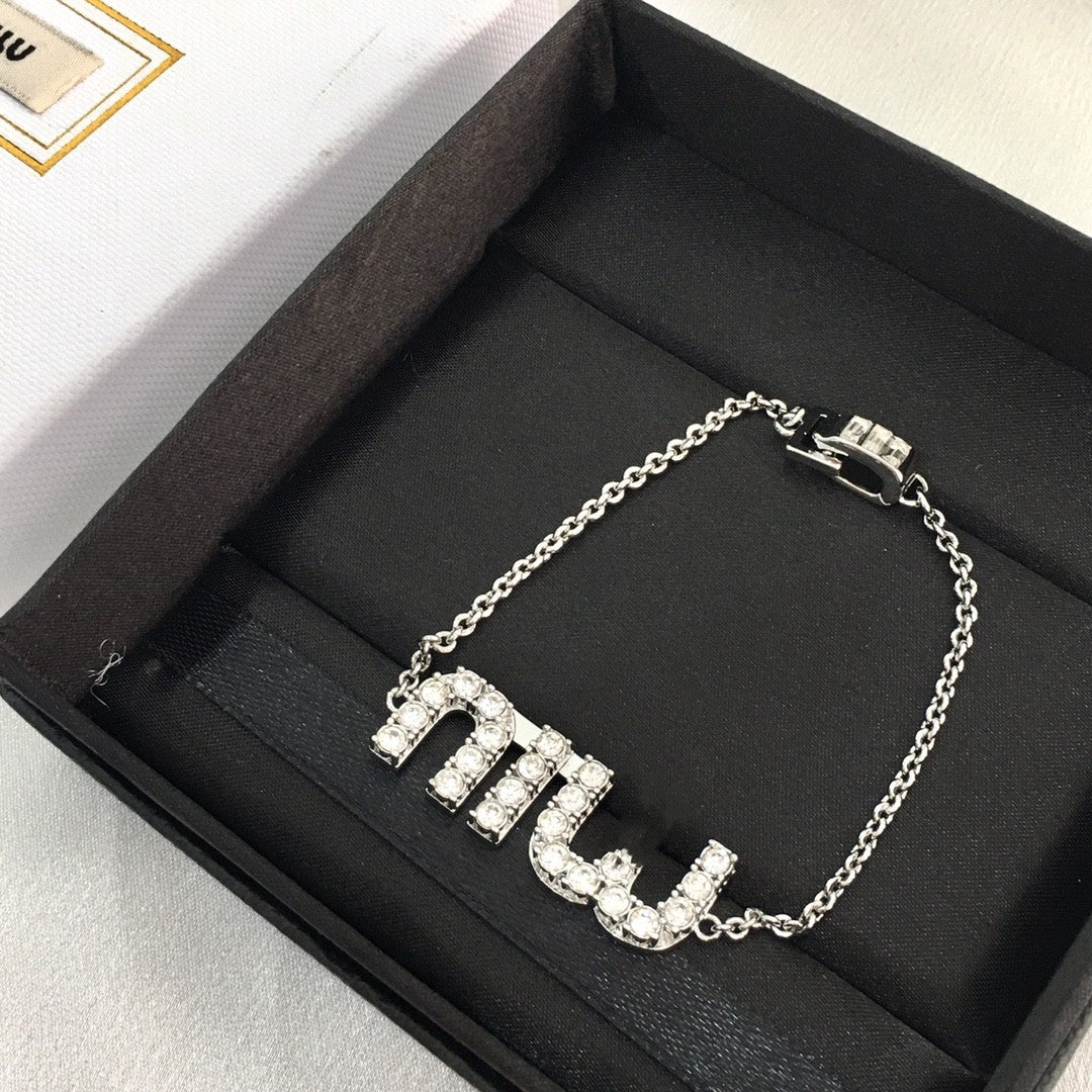 缪家新款MIU字母满钻手链女高级感气质甜美风