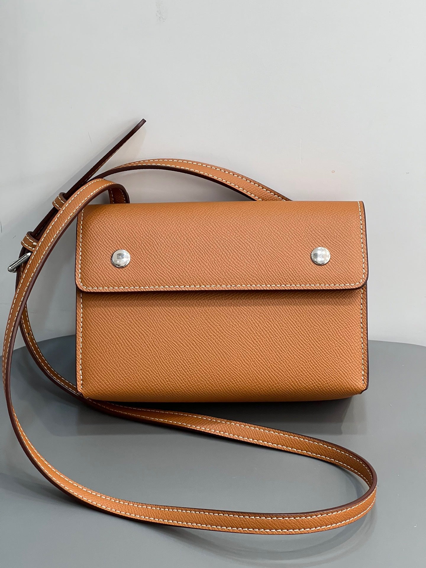 2024新款真皮中古款小腰包女手掌纹小方包简约通勤肩斜挎信封包潮