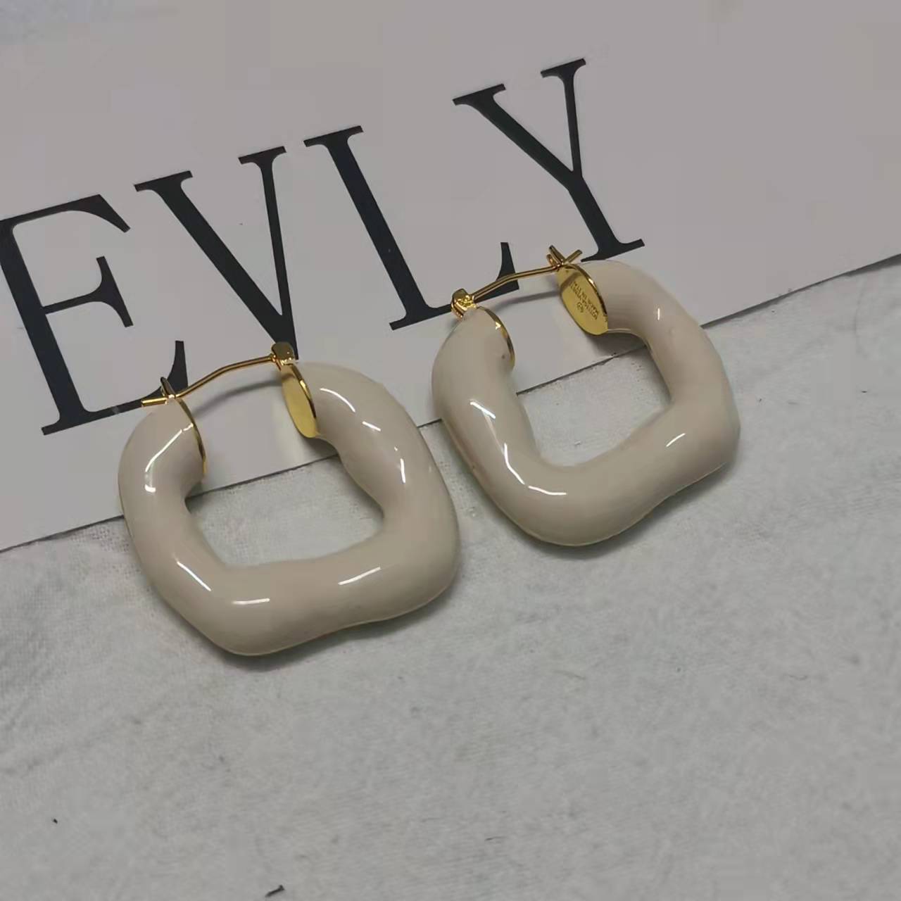 BV家21新款珐琅不规则U形耳环女高级感气质重工彩色几何形耳扣