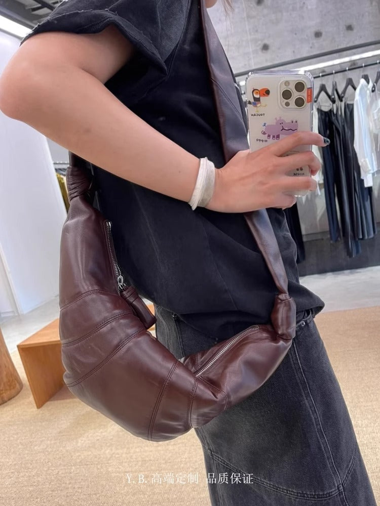 L家牛角包小众羊皮可颂包休闲饺子包真皮小号斜挎流浪胸包 批发