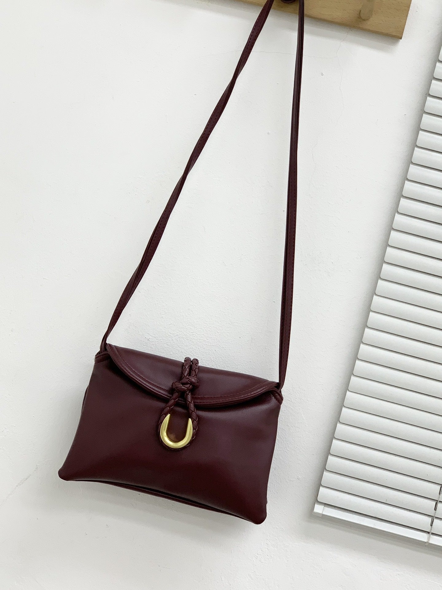 24新款植鞣牛皮编织绳扣女包单肩斜挎包高级质感女手拿腋下包包