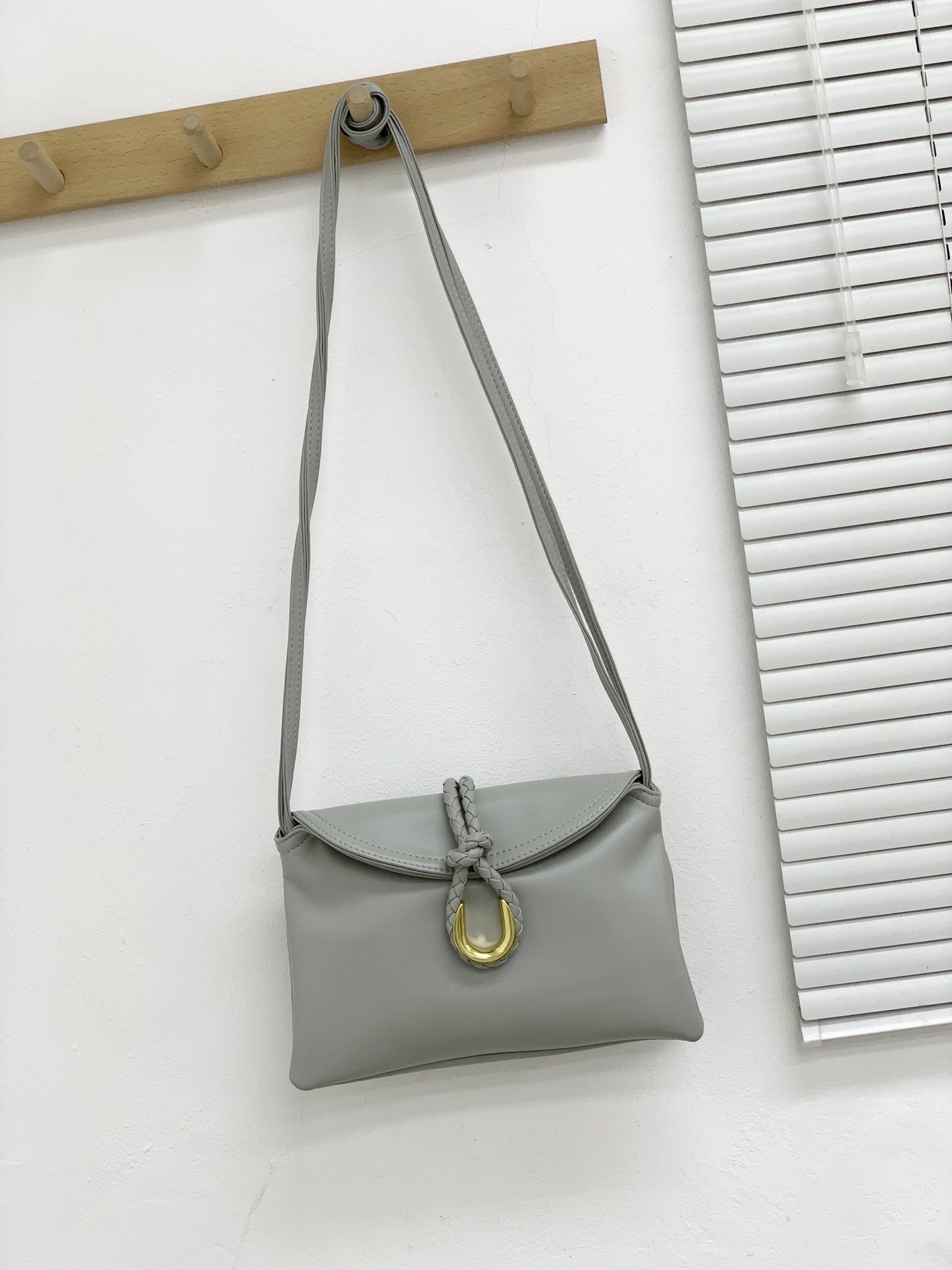 24新款植鞣牛皮编织绳扣女包单肩斜挎包高级质感女手拿腋下包包