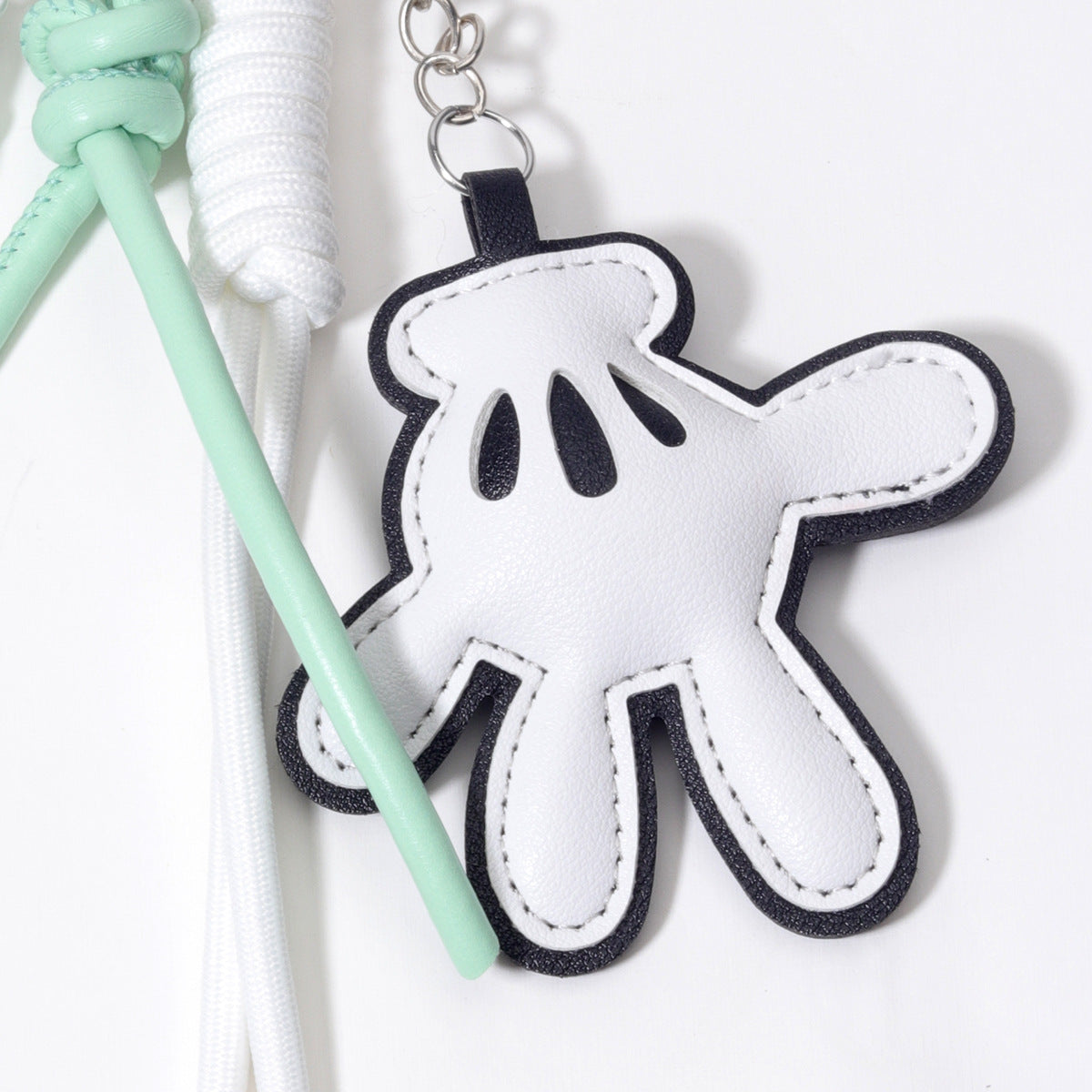 源头工厂量大价优白色黑边打手掌滑板车包挂钥匙链钥匙扣五角星