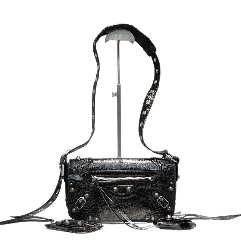 周董同款网红同款时尚暗黑机车铆钉设计方形包单肩斜挎包包中性包