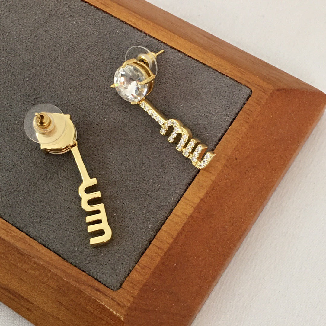 缪加新款MIU字母满钻耳钉女高级感个性气质黄铜K9卫星水钻耳环