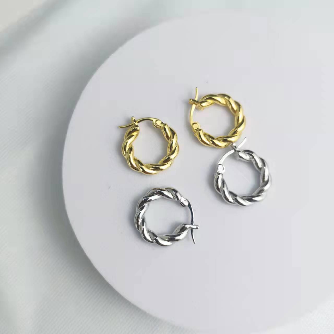 BV家21新款几何形麻花扭绳耳圈女高级感简约光面INS风O形耳环