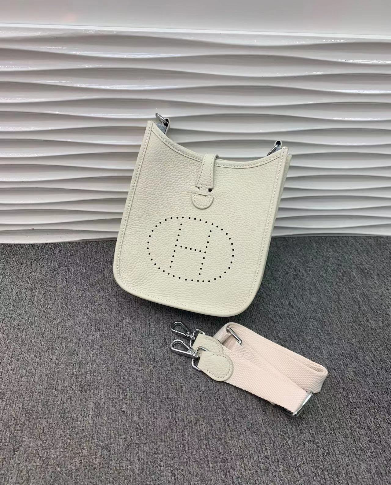 洋气小包包女2024新款字母镂空信封包潮韩版简约时尚单肩斜挎包包