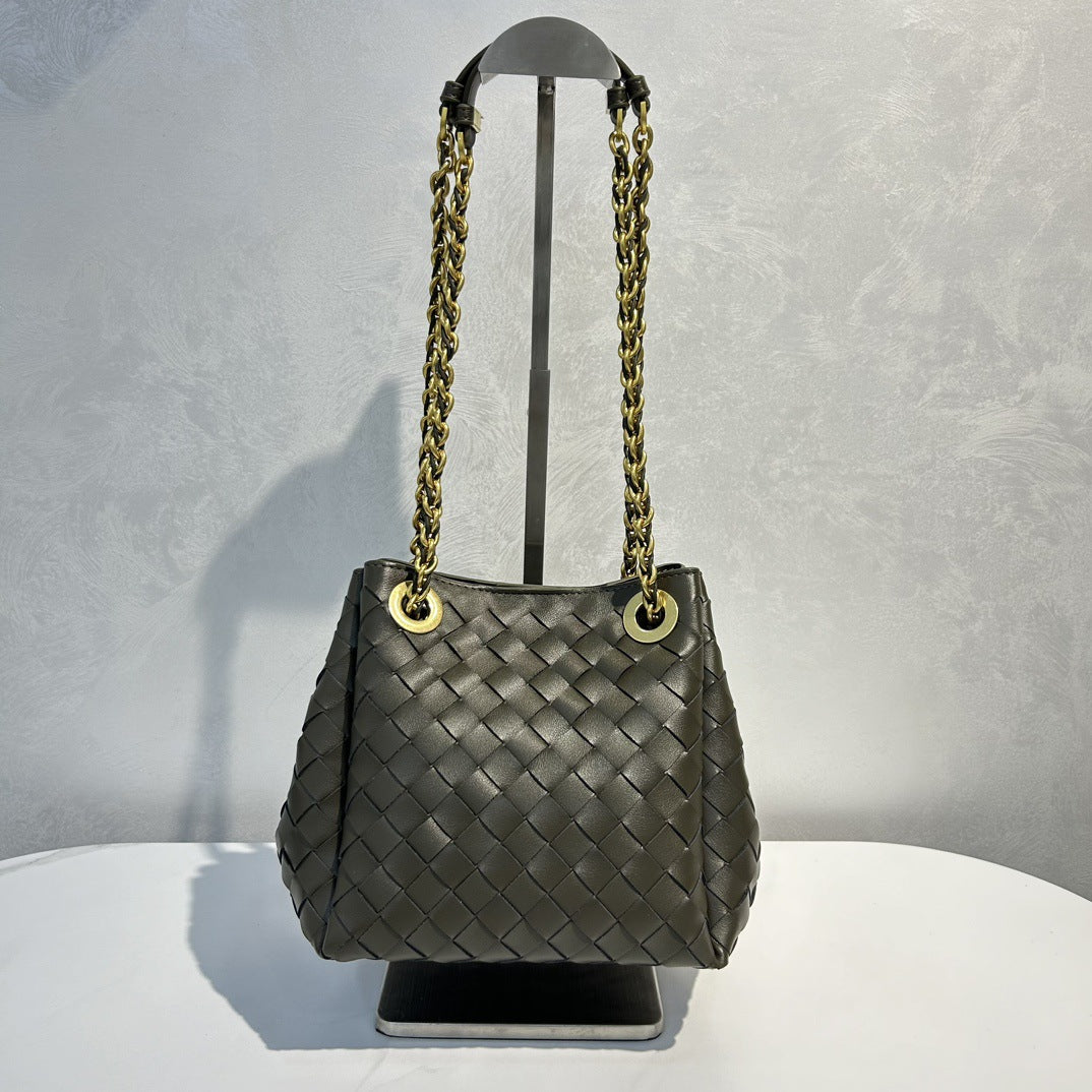 2025新款女士链条降落伞包纯手工真皮编织包百搭通勤单肩斜挎包潮