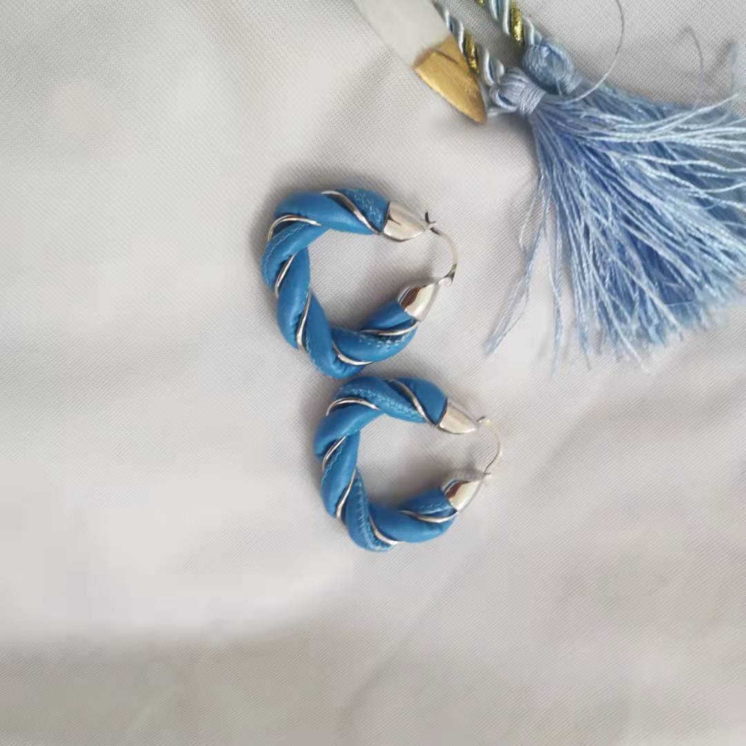 厂家批发BV新款三角扭结耳圈女欧美风高级感耳饰气质几何皮革耳环