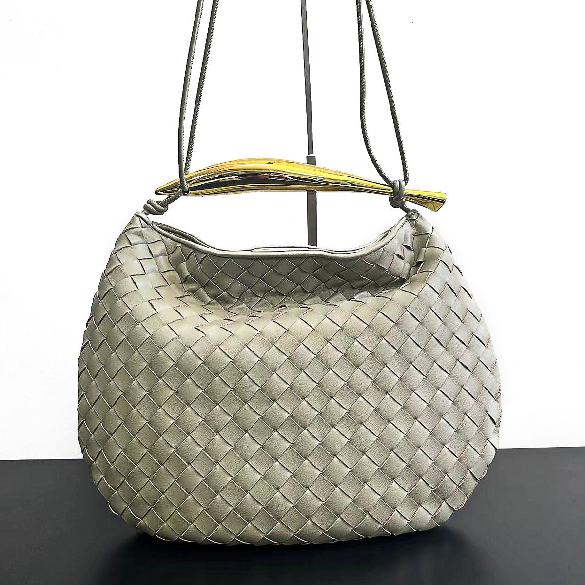 预售新款沙丁鱼编织包真皮时尚休闲高级感鲨鱼金属柄半月手提女包