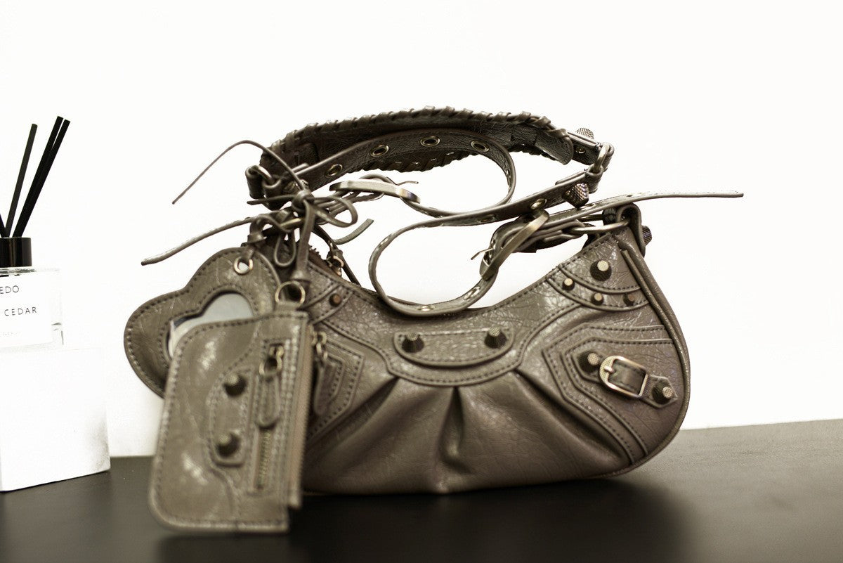 真皮包包女2023新款单肩轻奢月牙包法式腋下包甜酷辣妹机车包个性