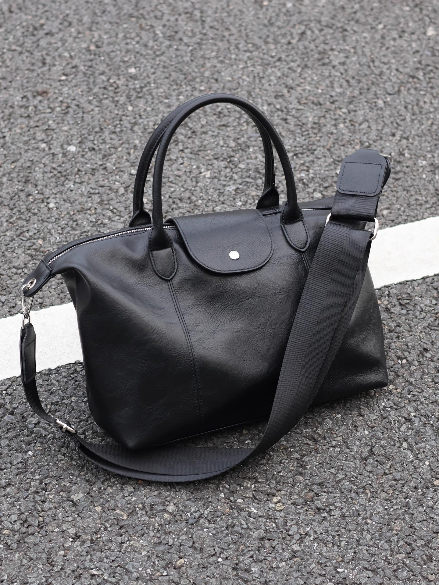 高级感斜挎饺子包黑色男女同款手提托特包百搭通勤休闲包无痕代发