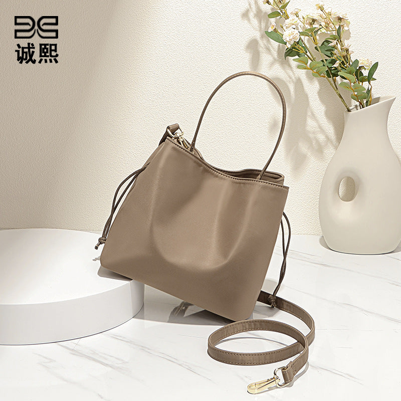 大容量通勤单肩斜挎女包韩国小众防水尼龙包包工厂定制手提水桶包
