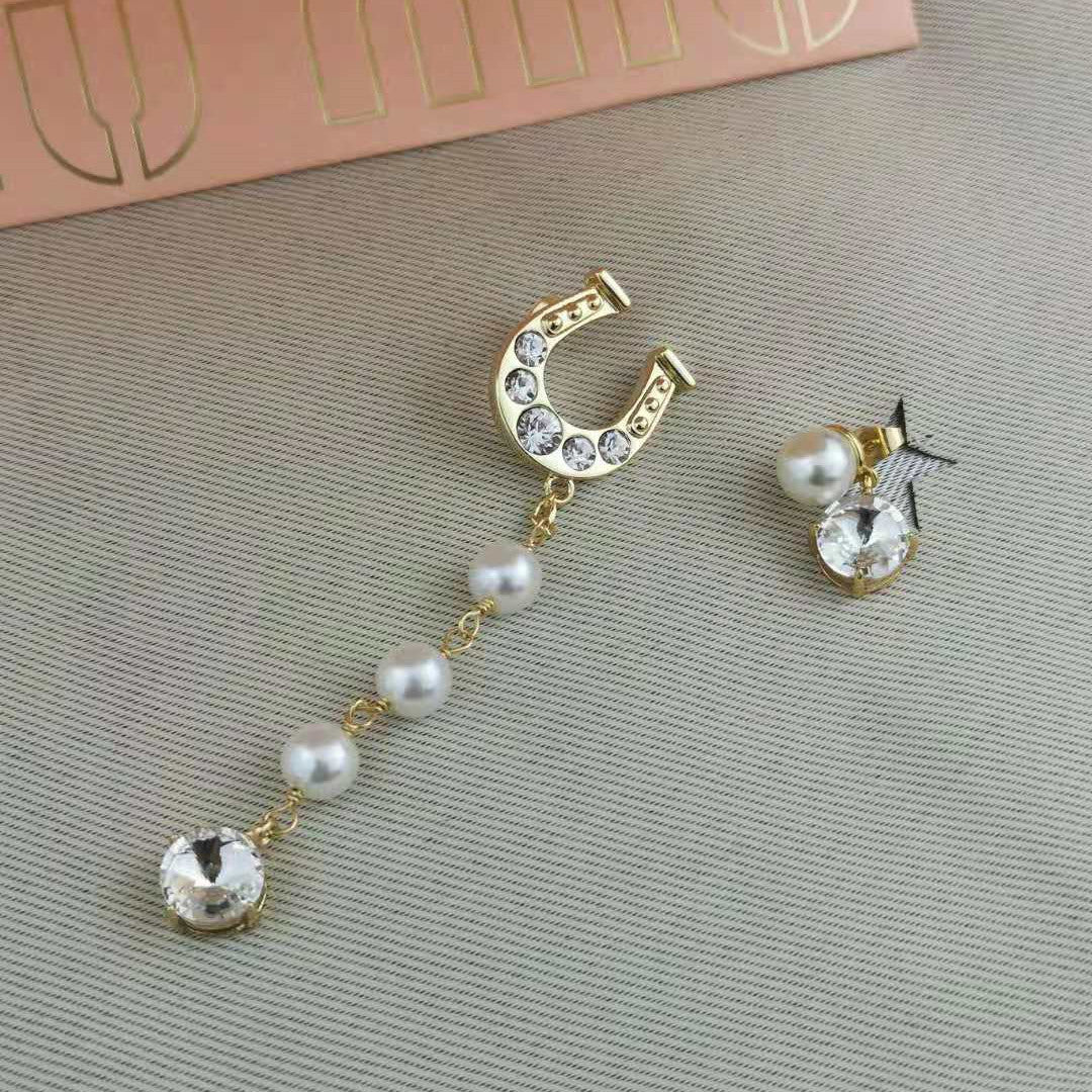 缪家新款U字母珍珠耳钉马蹄扣高级感ab款耳环镶钻长款不对称耳钉