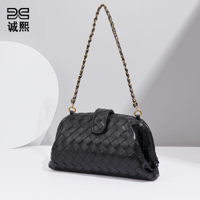 2025新款手工编织手拿包个性云朵包时尚单肩斜挎女链条夹子贝壳包