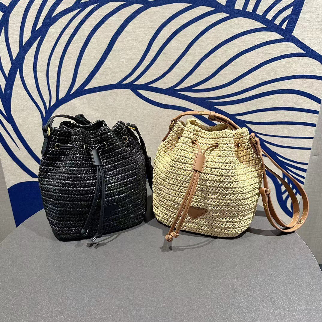 水桶包拉菲草配真皮单肩包时尚洋气夏季包包抽带斜挎包麻配皮潮流