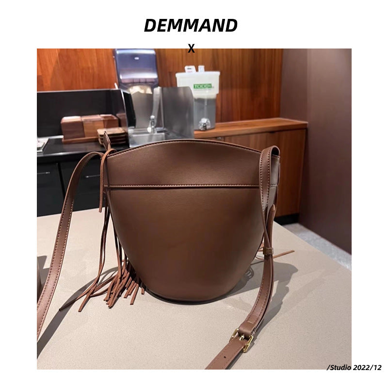 2023新款文艺复古真皮流苏包女斜挎 翻毛牛皮麂皮单肩水桶包