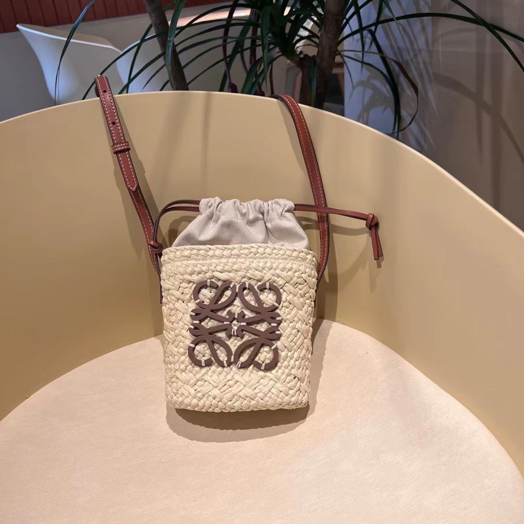 小众设计度假风草编包2023新款圆筒海边旅行斜挎编织包百搭水桶包