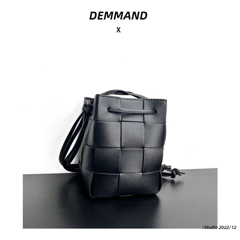 2023手拎休闲单肩包纯色手提包女包抽绳编织菜篮子水桶包轻奢风