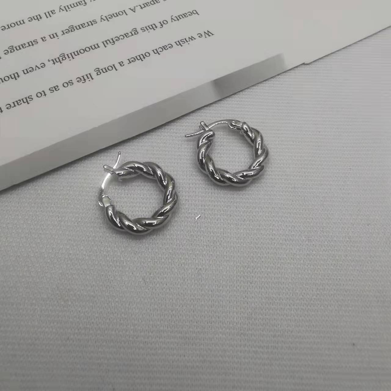 BV家21新款麻花耳环女高级感简约百搭光面环形扭扭耳扣几何小耳圈