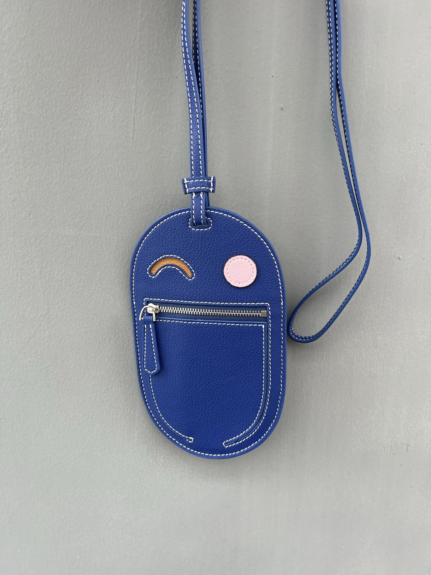 头层牛皮笑脸手机包真皮卡通图案挂脖小包包女2025新款单肩斜挎包