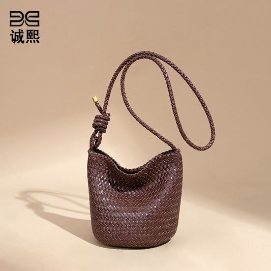 2025新款复古潮流单肩腋下包大容量斜跨水桶包质感手工编织包包女