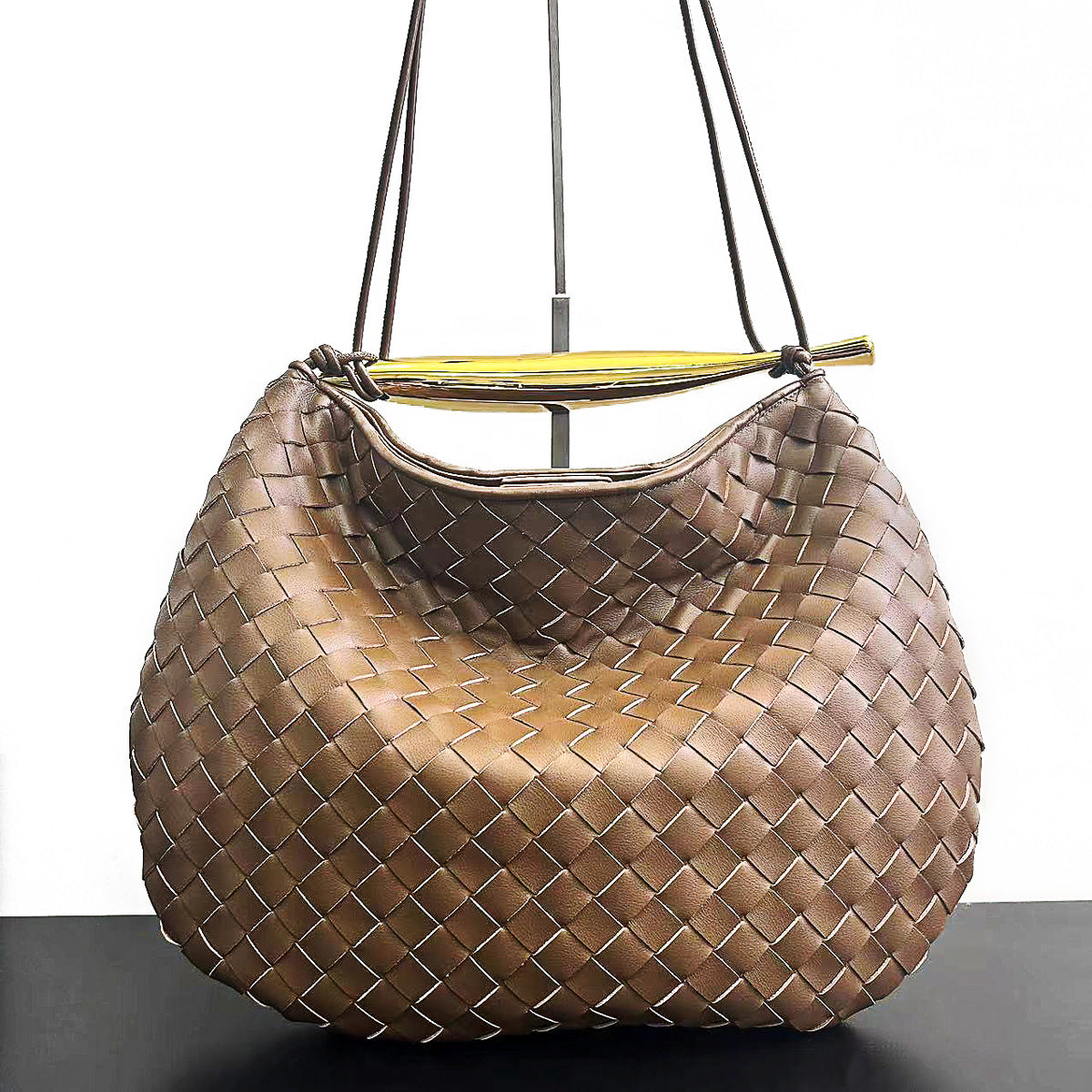 预售新款沙丁鱼编织包真皮时尚休闲高级感鲨鱼金属柄半月手提女包