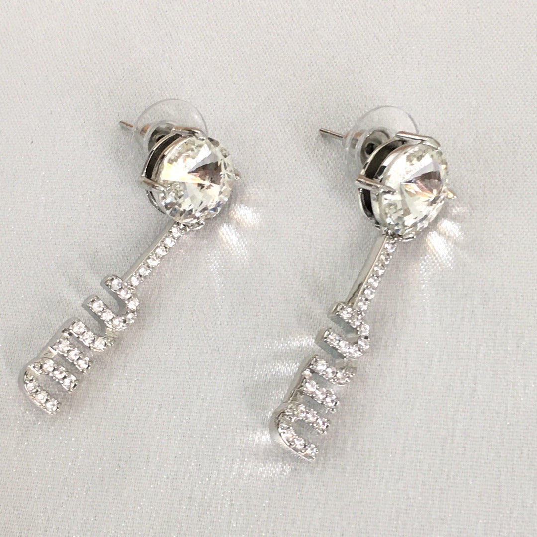 缪加新款MIU字母满钻耳钉女高级感个性气质黄铜K9卫星水钻耳环