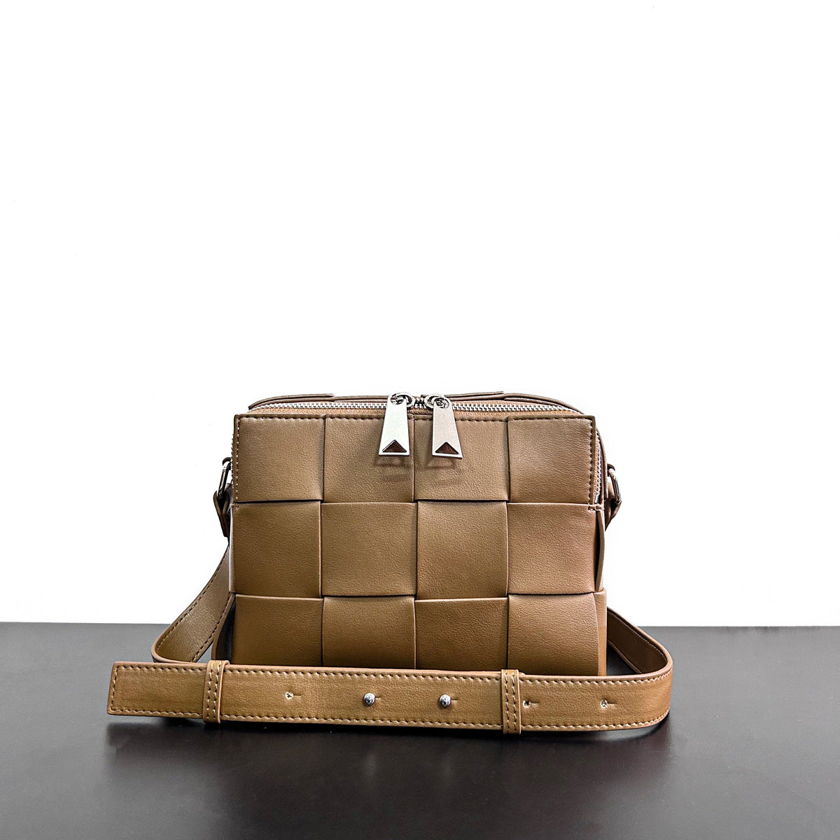 2023秋季新款极简经典大块编织双拉链开合时髦百搭单肩斜挎相机包