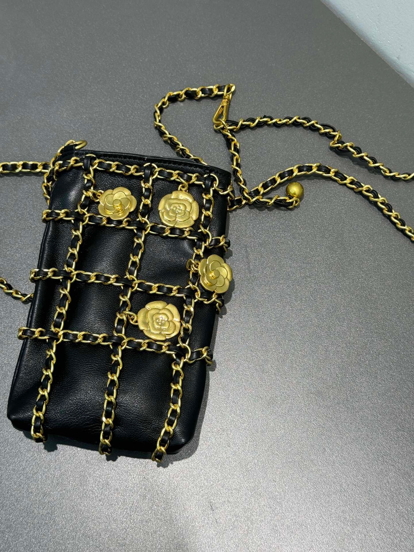 小香风山茶花真皮手机包女2024夏新款迷你菱格链条小包包斜挎包潮