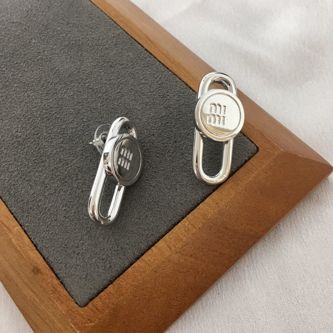 缪家新款MIU徽标耳钉女高级感个性气质光面黄铜镀金长条环形耳环