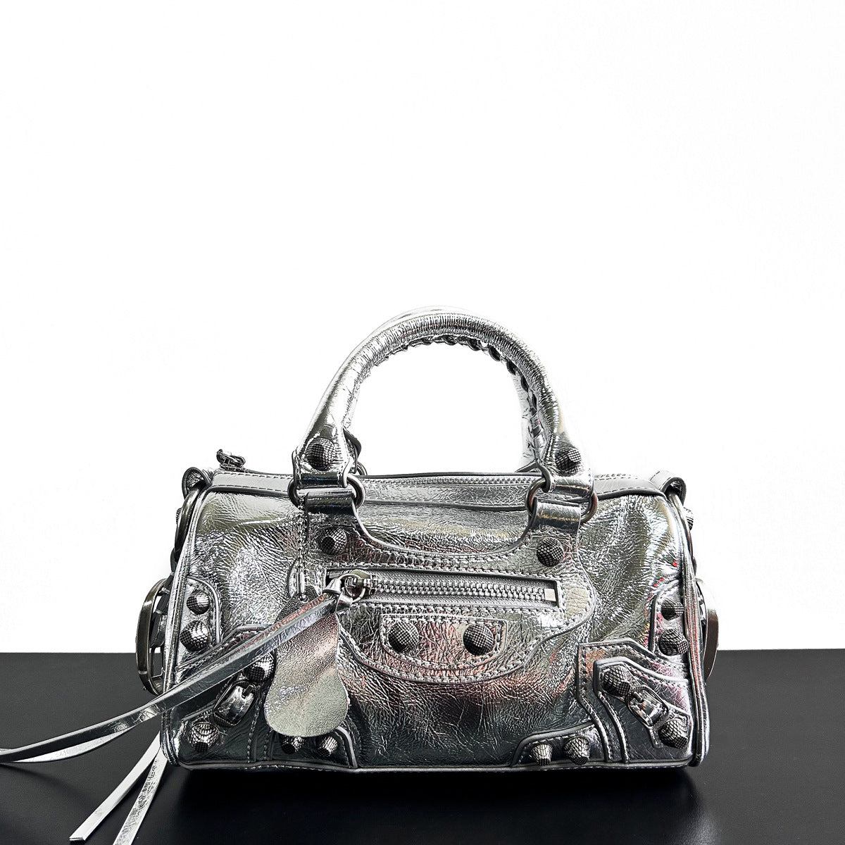 2023新款网红同款时尚百搭暗黑机车铆钉设计小托特手提斜挎包包女