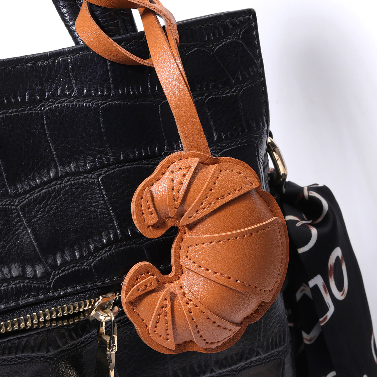 现货包挂miu系牛角包皮革小挂件包挂钥匙扣吊饰配件批发混批