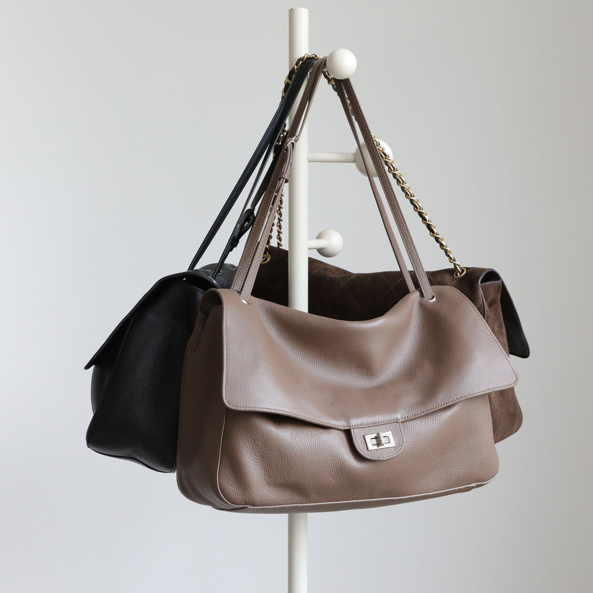 2026秋冬磨砂牛皮邮差包百搭大容量菱格链条真皮翻盖单肩包