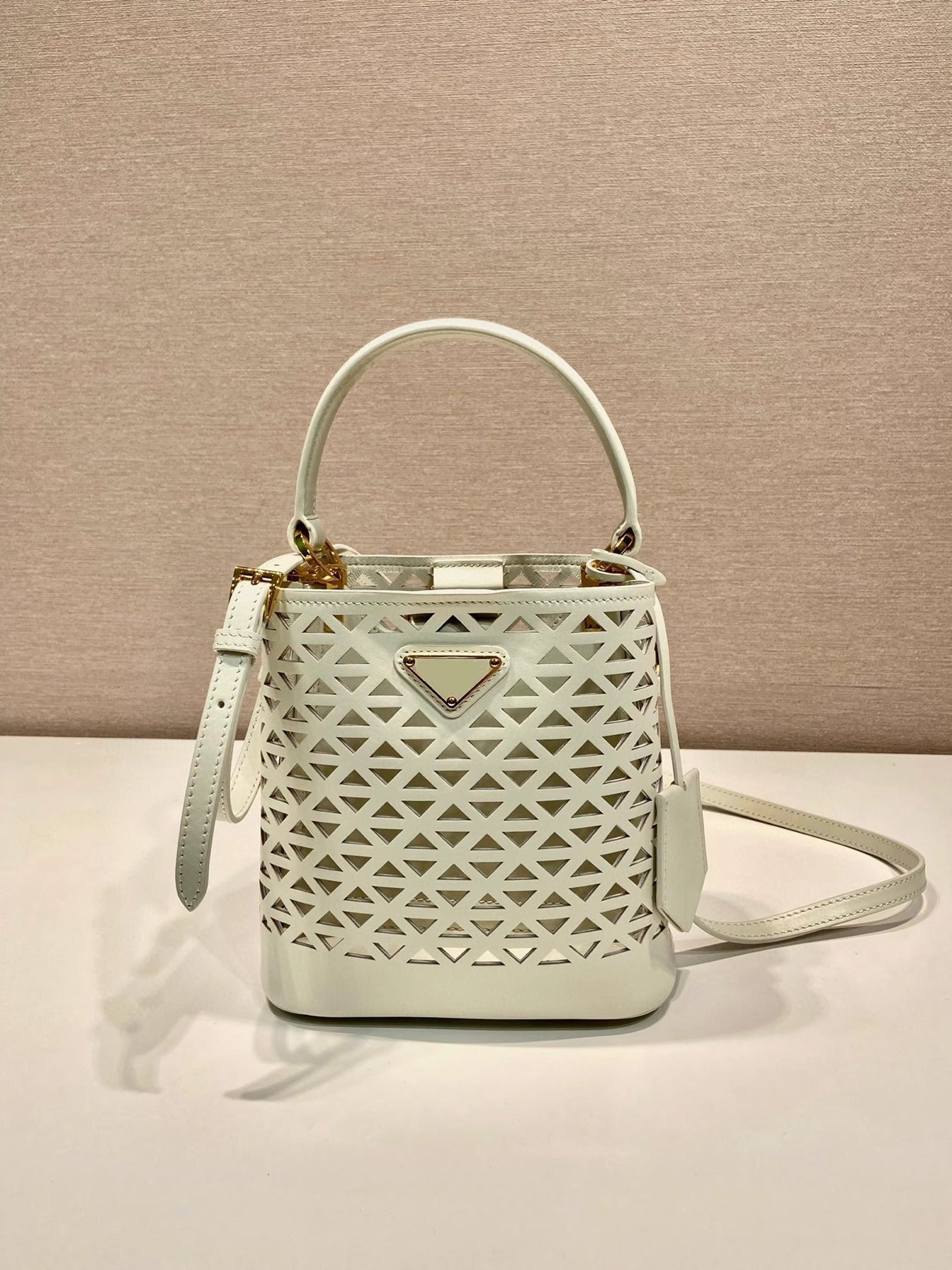 25新款进口防水尼龙抽绳水桶包P家简约时尚大容量手提单肩腋下包