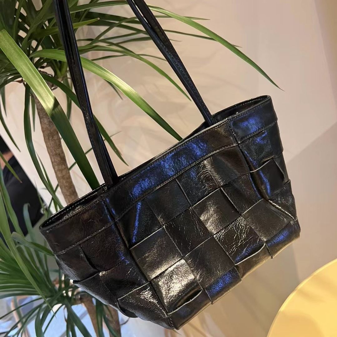 编织包女款2023新款夏包包女真皮菜篮子单肩腋下包翅膀手提水桶包