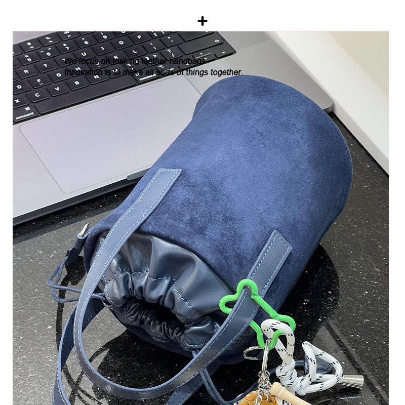 头层磨砂麂皮水桶包女2024秋冬新款高级质感真皮手机包百搭斜挎包