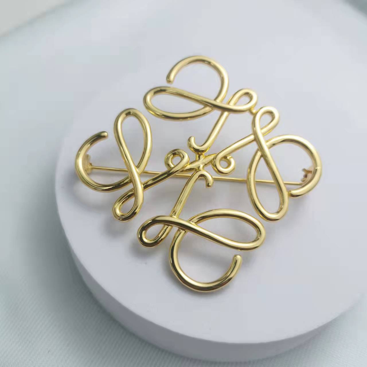 罗家21新款几何形镂空logo胸针女高级感气质欧美金色高档装饰别针