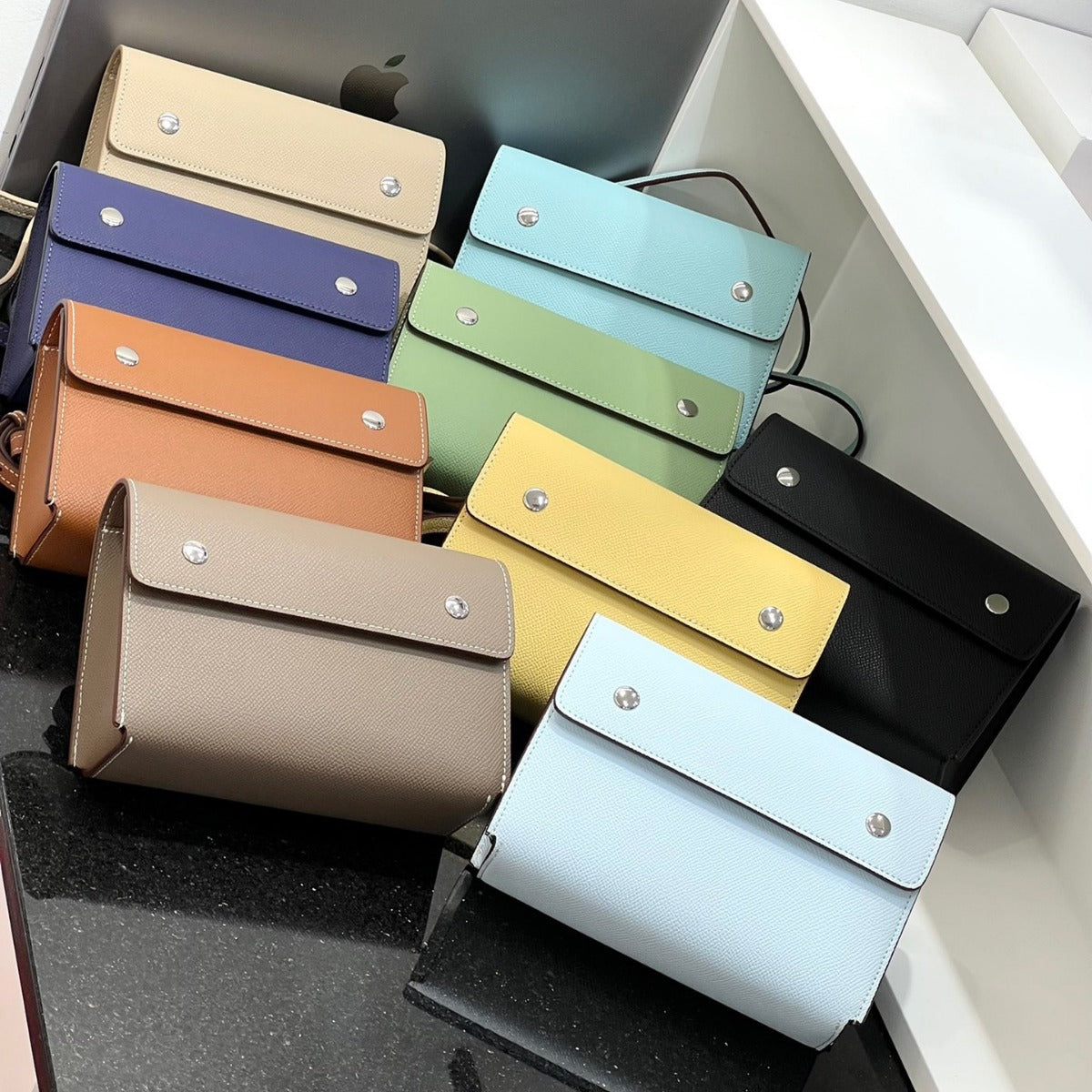 2024新款真皮中古款小腰包女手掌纹小方包简约通勤肩斜挎信封包潮