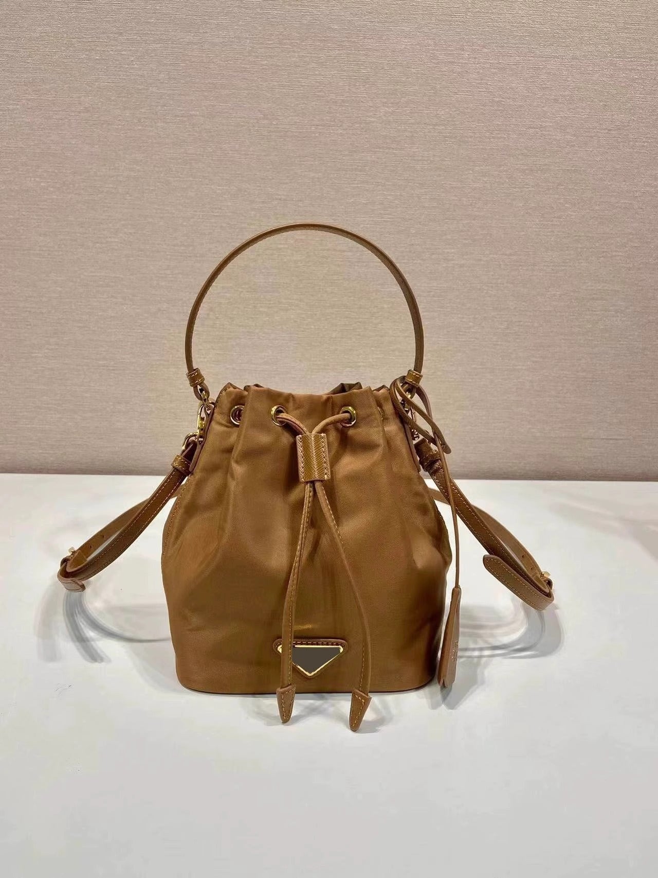 25新款进口防水尼龙抽绳水桶包P家简约时尚大容量手提单肩腋下包