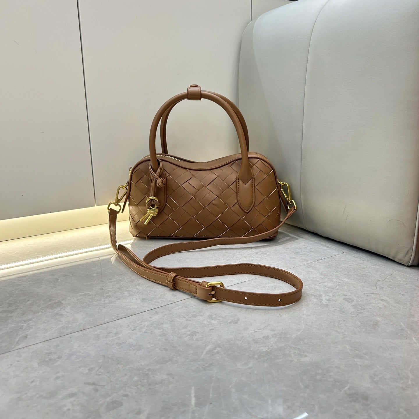 2025单肩保龄球真皮女包新款手工编织腋下包通勤大容量批发斜挎包