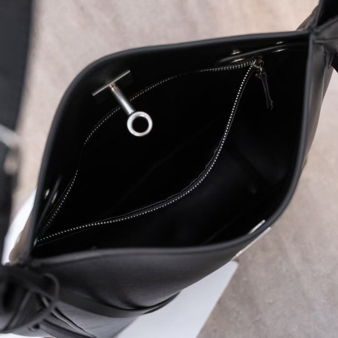 锁扣托特包水桶包2025新款大容量复古通勤单肩斜挎高级感腋下女包