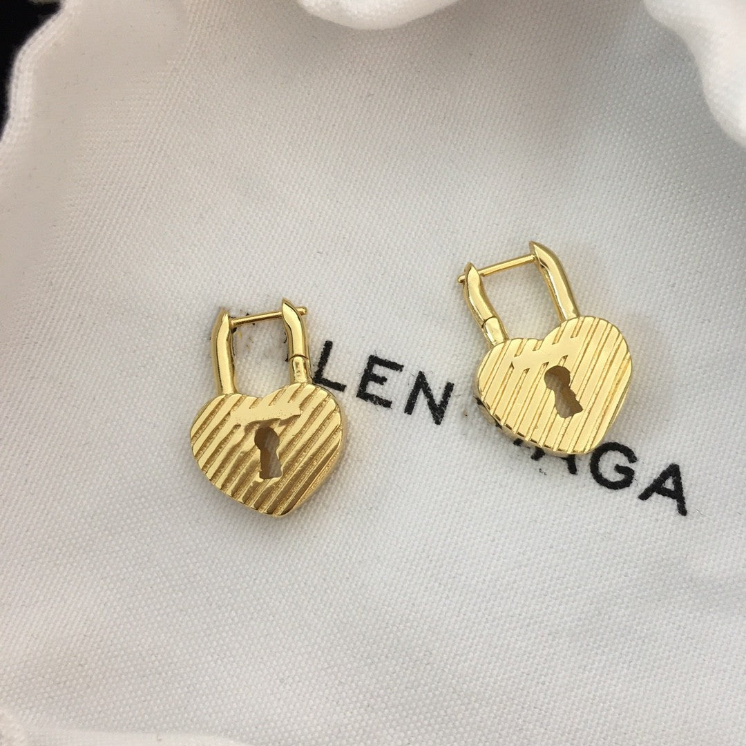 巴黎家21新款心锁耳环女高级感气质镀金几何形心形耳坠爱心耳钉