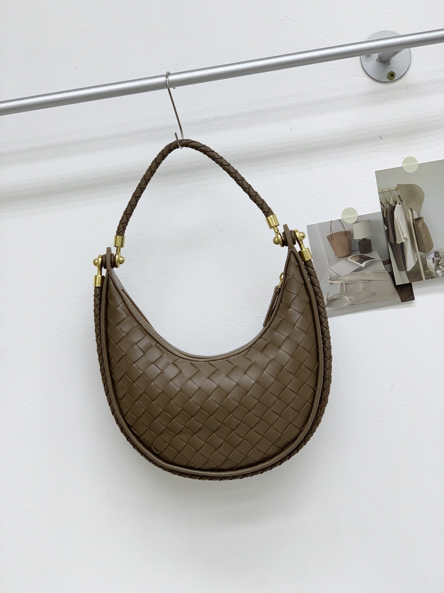 网红爆款编织纹真皮腋下包女百搭2025春季新款牛皮单肩斜跨饺子包