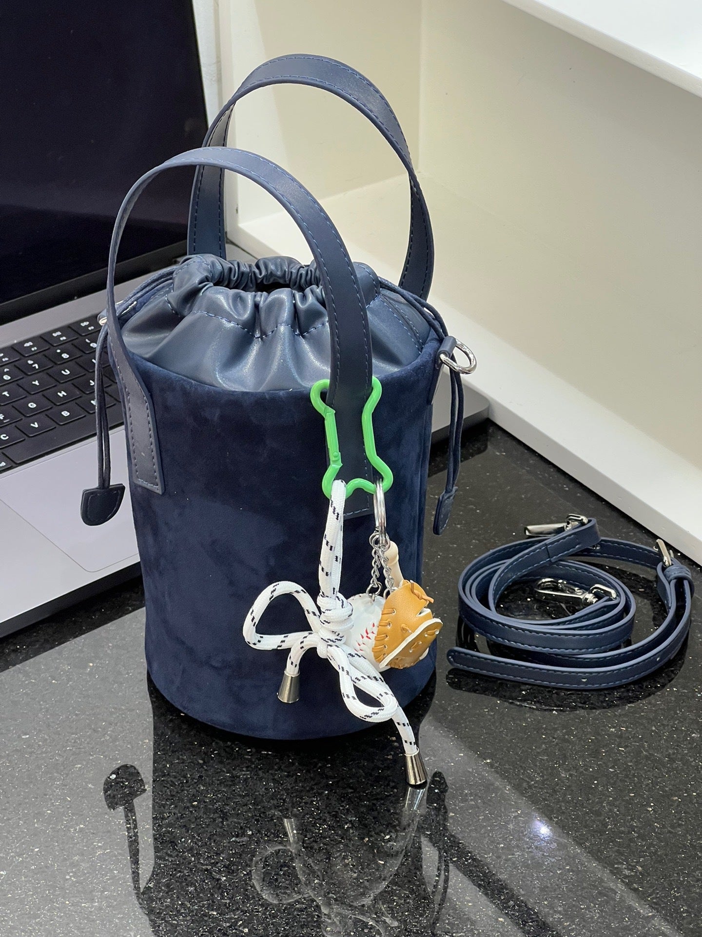 头层磨砂麂皮水桶包女2024秋冬新款高级质感真皮手机包百搭斜挎包