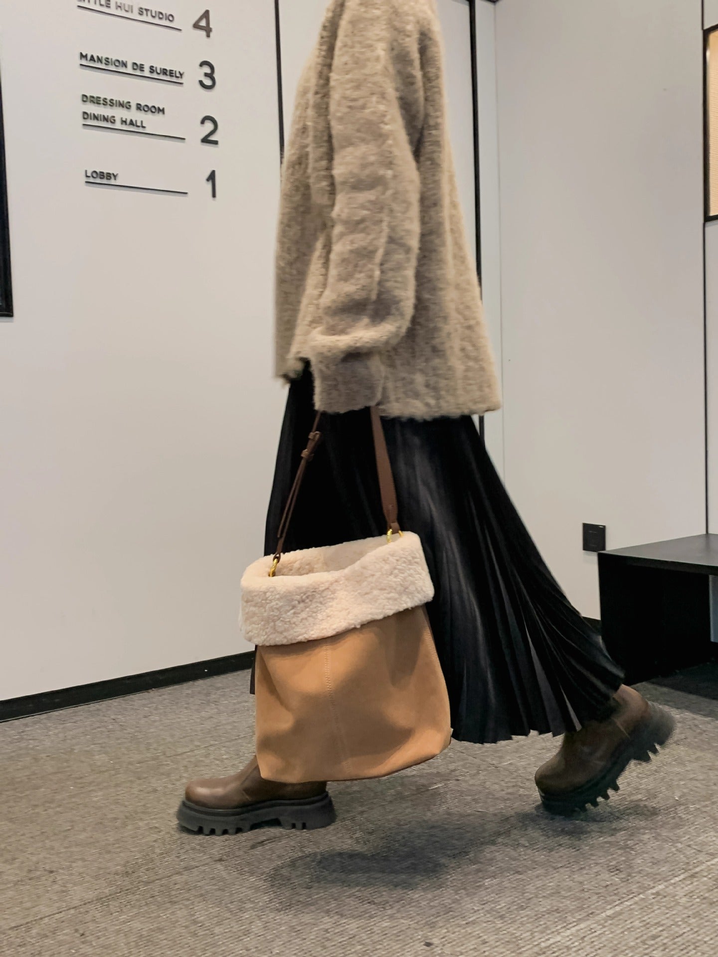 真羊羔毛水桶包包2023新款轻奢女包斜挎单肩腋下手提大容量真皮包