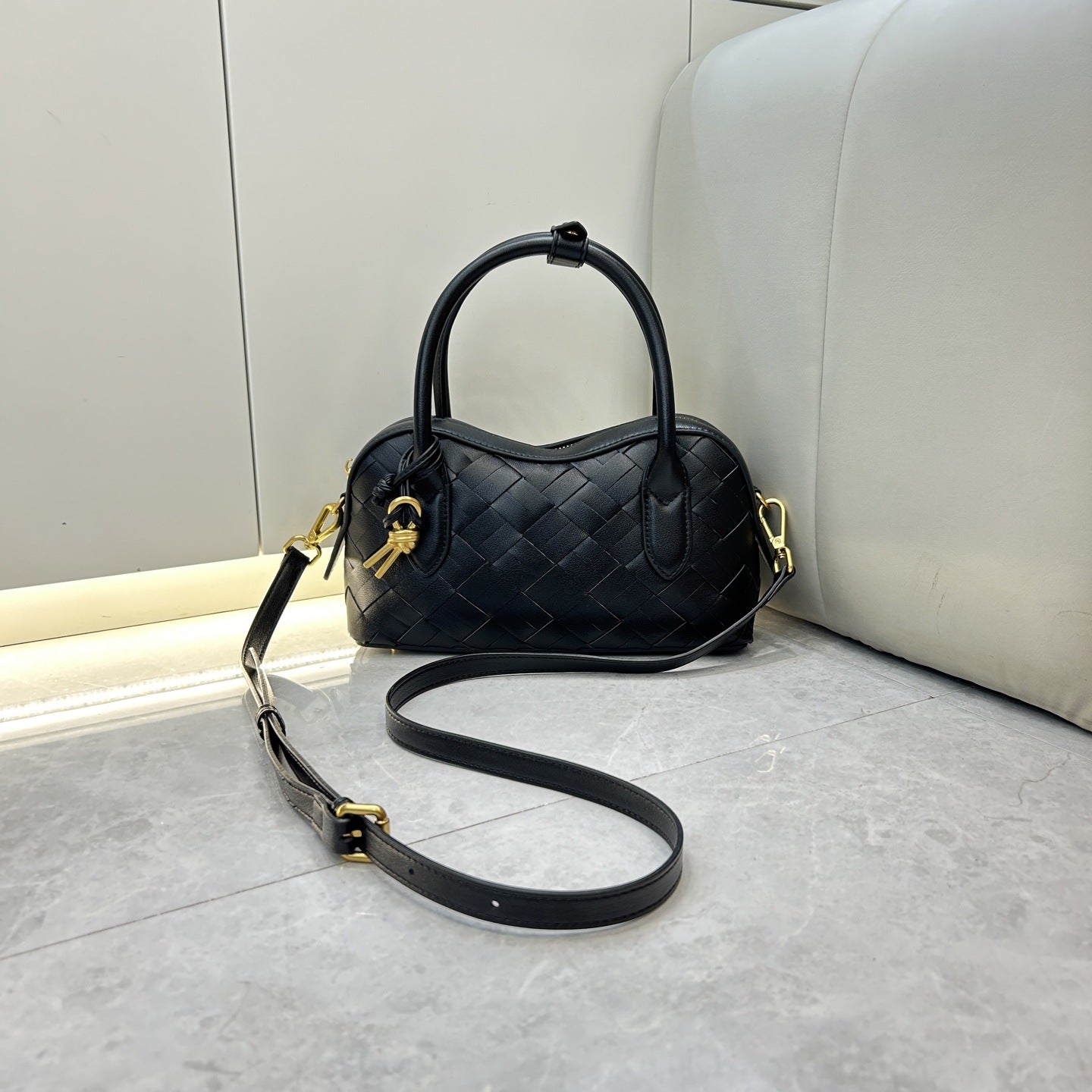 2025单肩保龄球真皮女包新款手工编织腋下包通勤大容量批发斜挎包