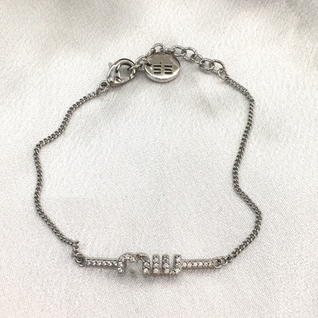 缪家新款MIU字母手链女黄铜镀金镶钻时尚轻奢风高级感满钻手环