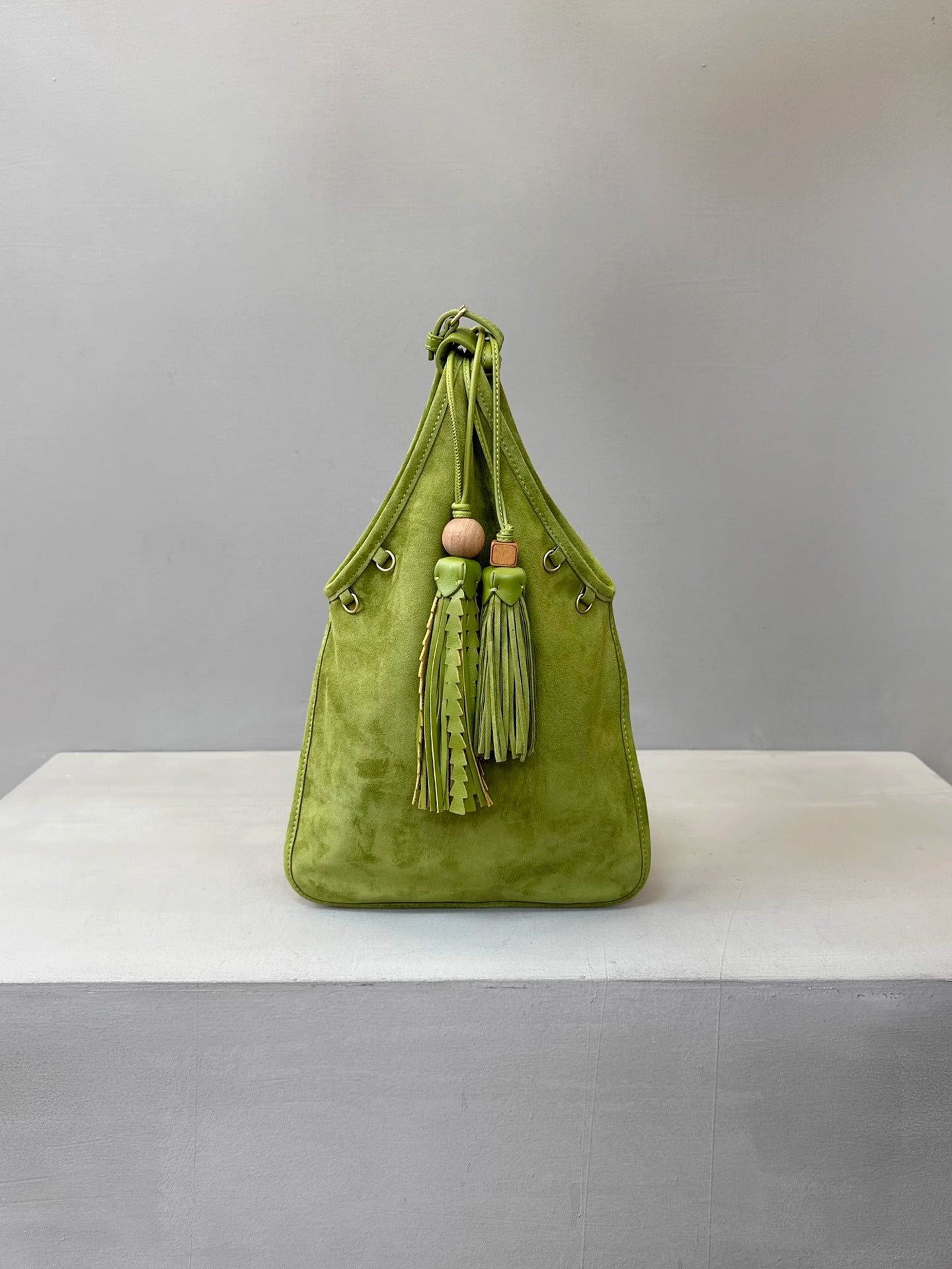 繆家2025新款麂皮流苏腋下包翻毛真皮复古手提包女玩偶挂件手拎包